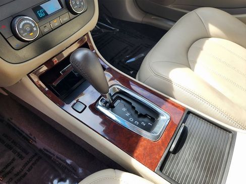 Used 2010 Buick Lucerne CXL image 16