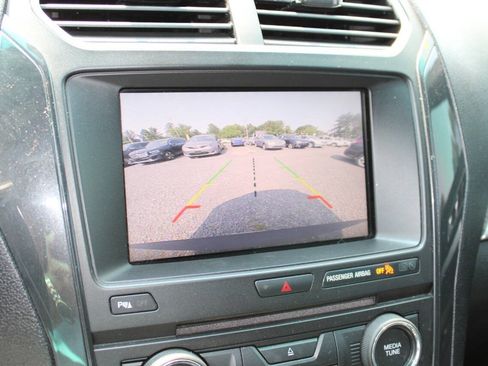 Used 2016 Ford Explorer XLT w/ Equipment Group 202A AWD/4WD image 16