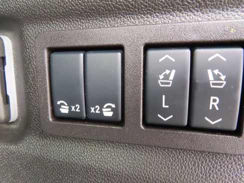 Used 2025 GMC Yukon XL Denali AWD/4WD image 43
