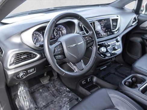 Used 2020 Chrysler Pacifica Touring-L image 10