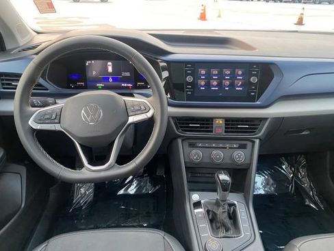 Used 2022 Volkswagen Taos SE w/ Panoramic Sunroof Package FWD image 10