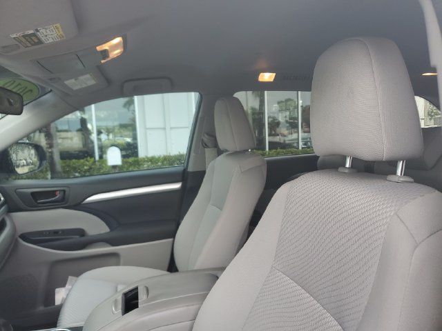 Used 2019 Toyota Highlander LE FWD image 17