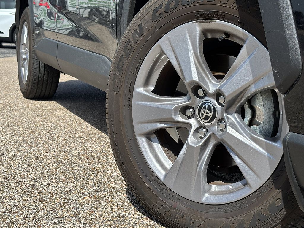 Used 2025 Toyota RAV4 LE AWD/4WD image 2