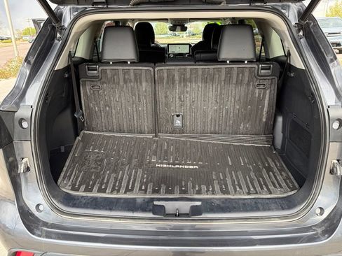 Used 2023 Toyota Highlander XLE AWD/4WD image 18