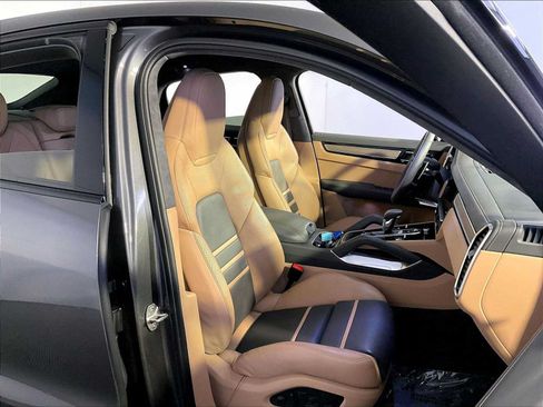 Certified 2022 Porsche Cayenne Turbo AWD/4WD image 18