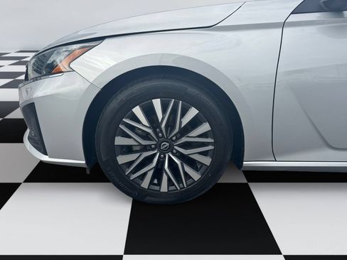 Used 2024 Nissan Altima 2.5 SV FWD image 14