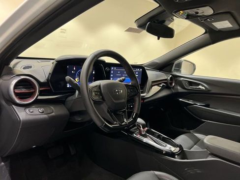 Used 2025 Chevrolet Trax RS FWD image 9