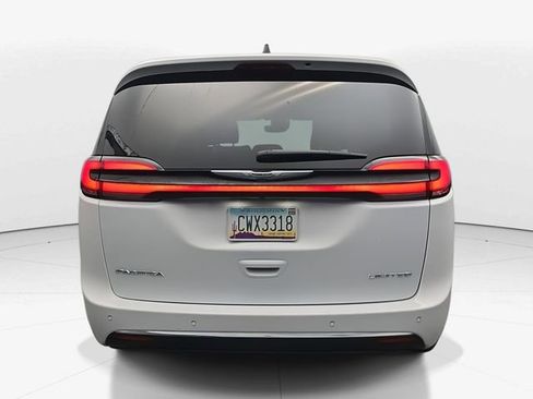 Used 2024 Chrysler Pacifica Limited image 8