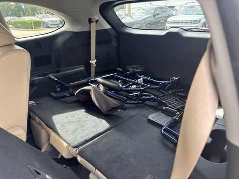 Used 2022 Toyota Highlander XLE FWD image 18