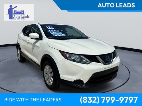 Used 2019 Nissan Rogue Sport S image 1
