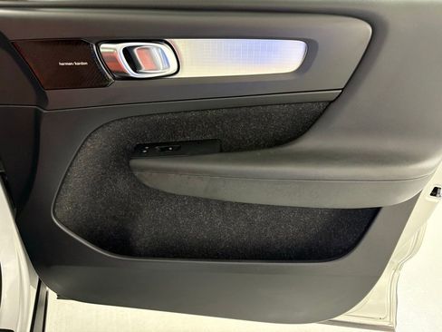 Used 2019 Volvo XC40 T5 Momentum image 39