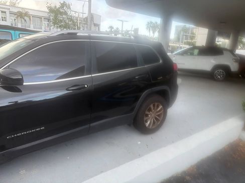 Used 2019 Jeep Cherokee Latitude w/ Popular Appearance Group FWD image 4