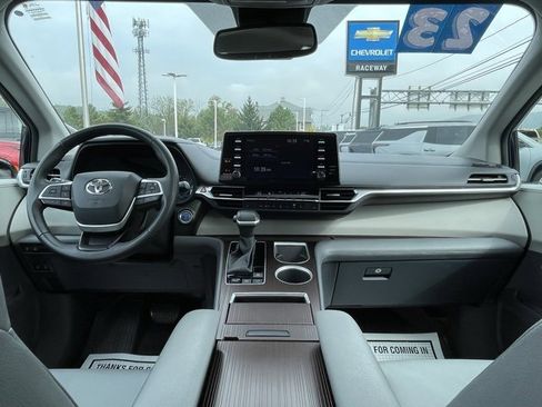 Used 2023 Toyota Sienna XLE image 3