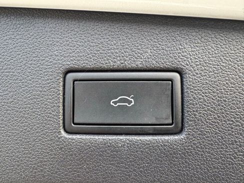 Used 2022 Volkswagen Tiguan SEL R-Line image 37