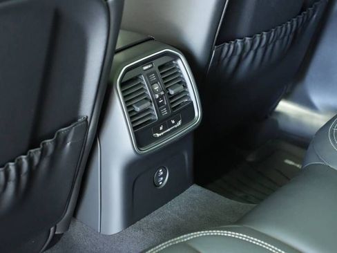 Certified 2025 Porsche Macan AWD/4WD image 26