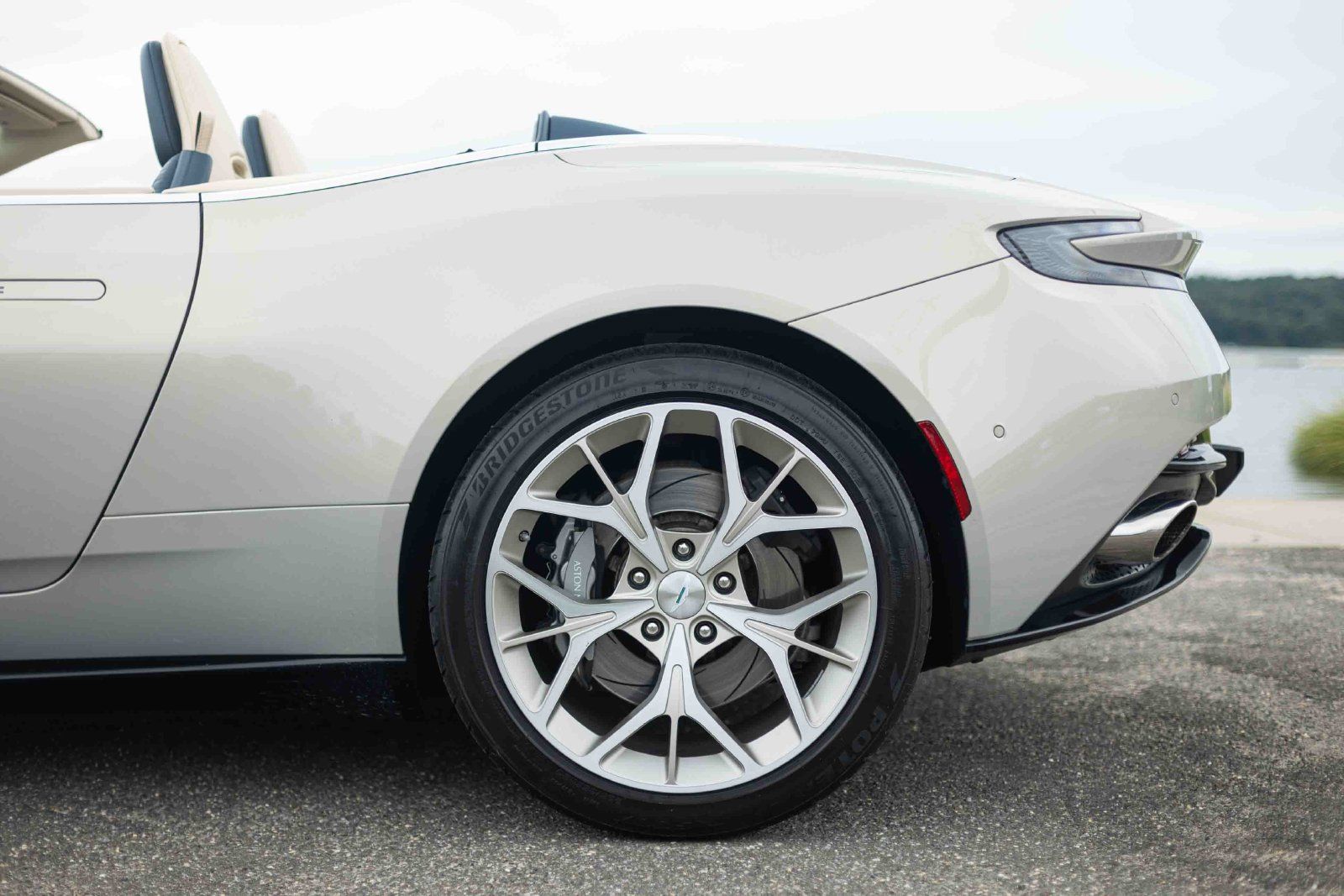 Used 2019 Aston Martin DB11 Volante RWD image 34