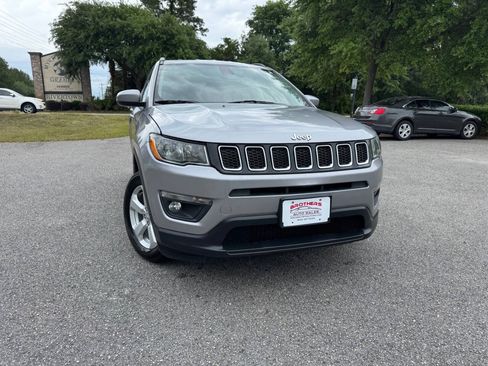 Used 2018 Jeep Compass Latitude AWD/4WD image 39