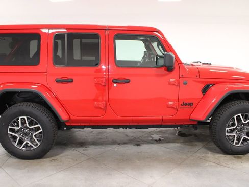 Used 2025 Jeep Wrangler Unlimited Sahara AWD/4WD image 11