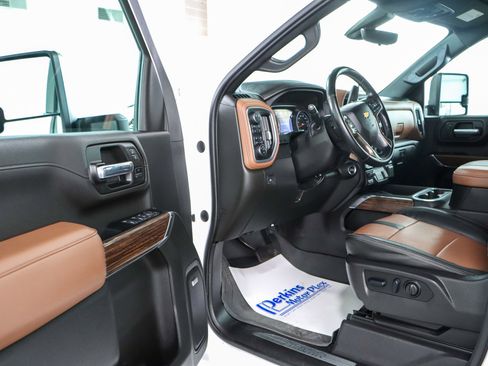 Used 2023 Chevrolet Silverado 2500 High Country w/ Technology Package image 3