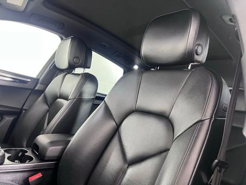 Certified 2024 Porsche Macan image 5