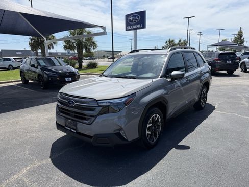 Used 2025 Subaru Forester Premium AWD/4WD image 3
