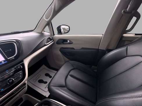 Used 2024 Chrysler Pacifica Touring-L FWD image 22