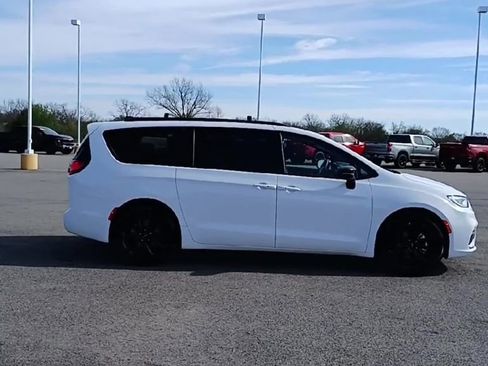 Used 2025 Chrysler Pacifica Limited image 9