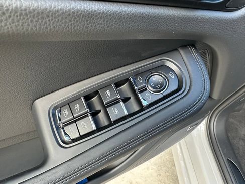 Used 2026 Porsche Macan AWD/4WD image 21