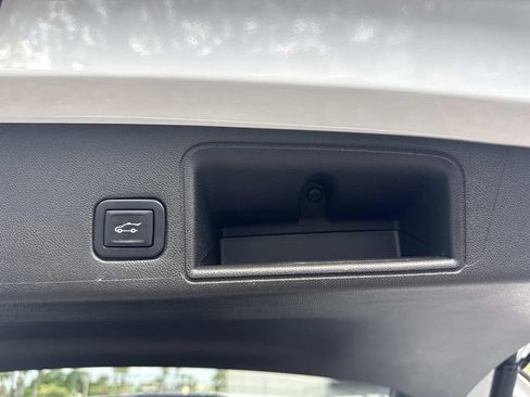 Used 2022 GMC Terrain SLE w/ Driver Convenience Package FWD image 12