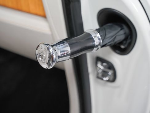 Used 2017 Rolls-Royce Dawn RWD image 32