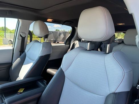 Used 2023 Toyota Sienna XSE AWD/4WD image 13