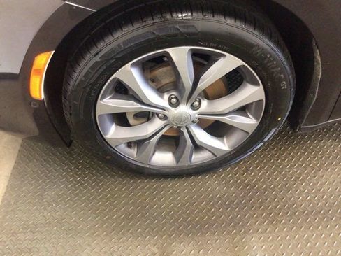 Used 2018 Chrysler Pacifica Limited w/ Tire & Wheel Group FWD image 23