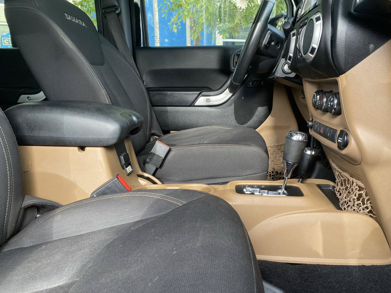 Used 2017 Jeep Wrangler Unlimited Sahara w/ Connectivity Group AWD/4WD image 17
