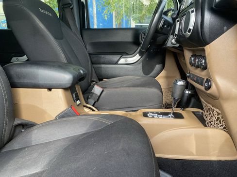 Used 2017 Jeep Wrangler Unlimited Sahara w/ Connectivity Group AWD/4WD image 17