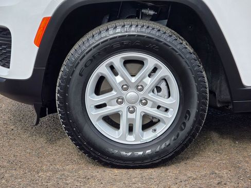 Used 2023 Jeep Grand Cherokee Laredo w/ Luxury Tech Group I image 35