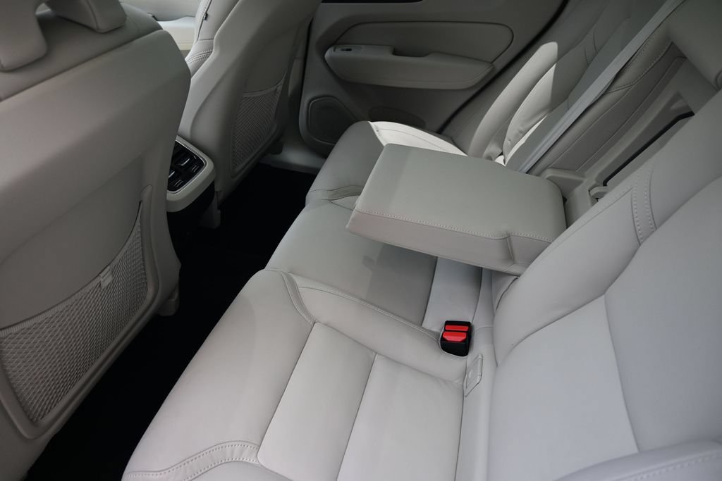 Used 2024 Volvo XC60 B5 Ultimate w/ Protection Package Premier AWD/4WD image 28