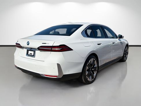 New 2026 BMW i5 eDrive40 image 3