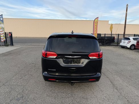 Used 2021 Chrysler Voyager LX image 5