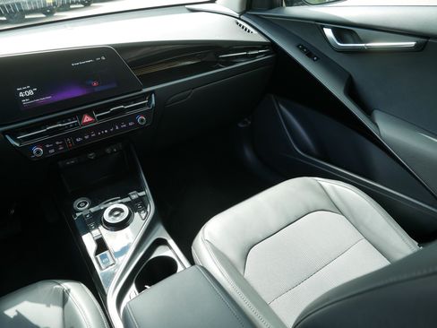 Certified 2024 Kia Niro Wind w/ Wind Preserve Package FWD image 11