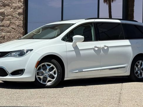 Used 2017 Chrysler Pacifica Touring-L w/ Tire & Wheel Group FWD image 3