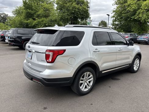 Used 2018 Ford Explorer XLT w/ Equipment Group 202A AWD/4WD image 4