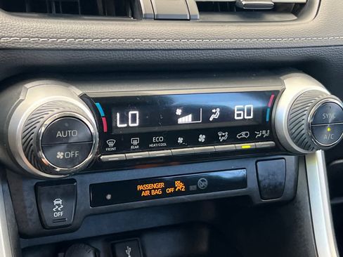 Used 2021 Toyota RAV4 LE AWD/4WD image 22