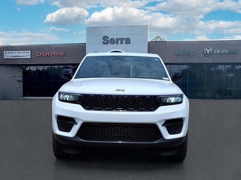 Used 2023 Jeep Grand Cherokee Altitude AWD/4WD image 2