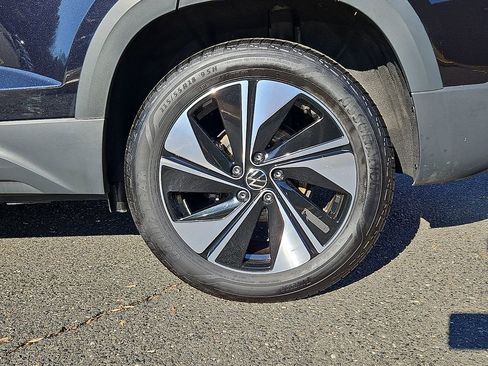 Certified 2025 Volkswagen Taos SE w/ Panoramic Sunroof Package image 9