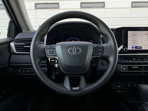Used 2025 Toyota Camry LE image 31
