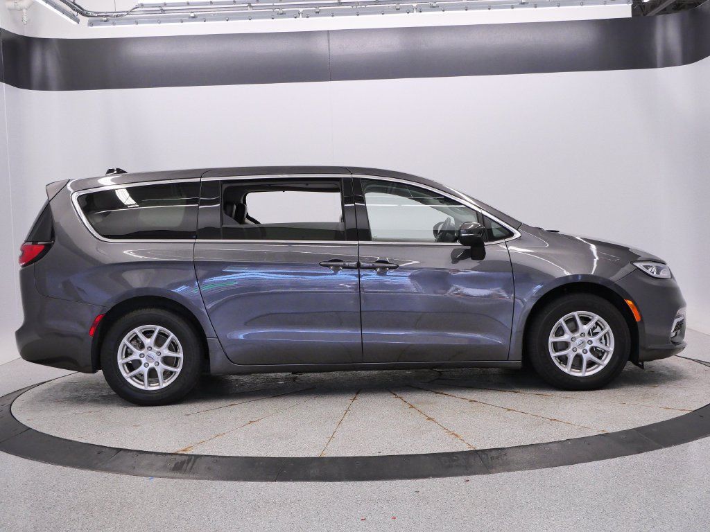 Certified 2023 Chrysler Pacifica Touring-L FWD image 8
