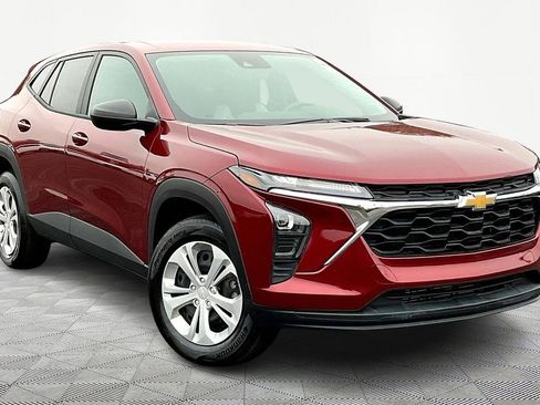 Used 2025 Chevrolet Trax LS FWD image 3
