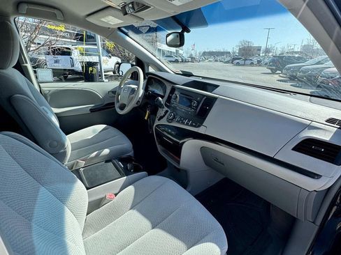 Used 2014 Toyota Sienna LE image 17