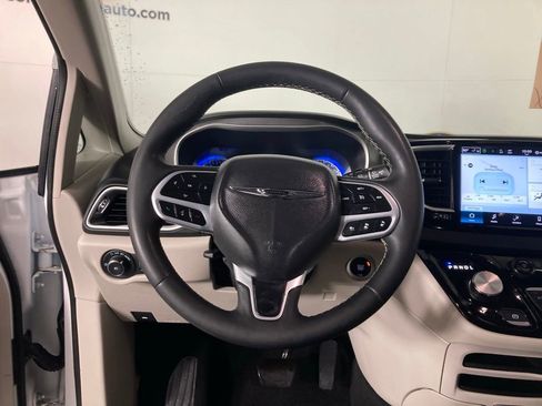 Used 2024 Chrysler Pacifica Touring-L image 8