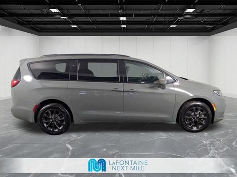 Used 2021 Chrysler Pacifica Touring-L w/ S Appearance Package image 6